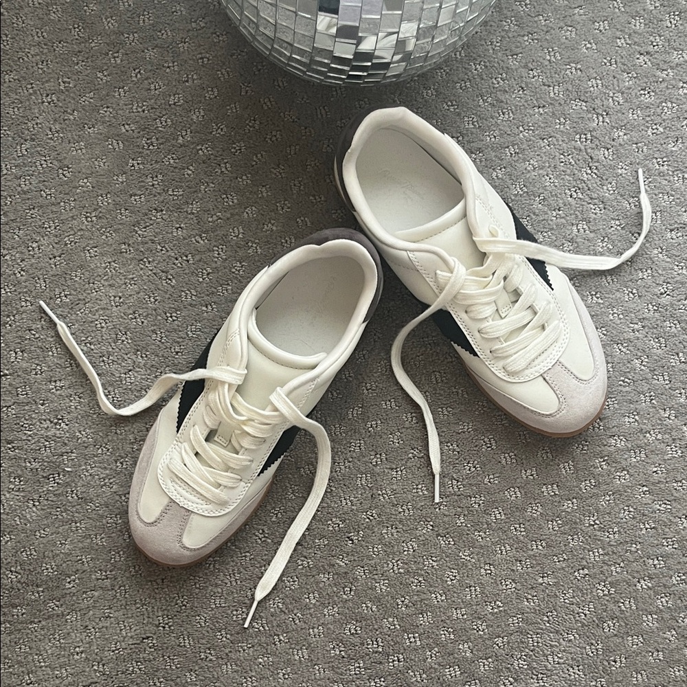 Universal Thread White and Black Sneakers